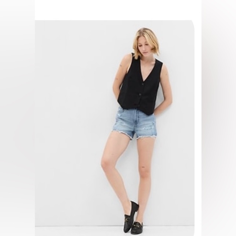 Gap 3” high rise cheeky shorts.  Size 27/4 tall.  NWT
